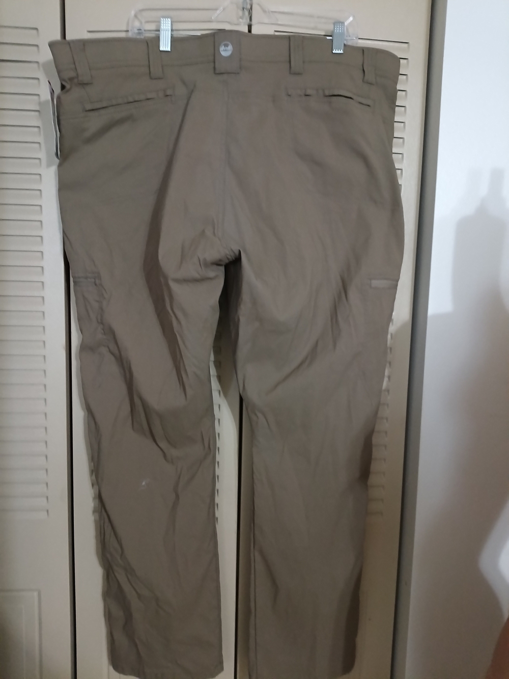 Wrangler Men's Tan PERFORMANCE Cargo Pants with Zippered Thigh Pockets - Picture 2 of 3